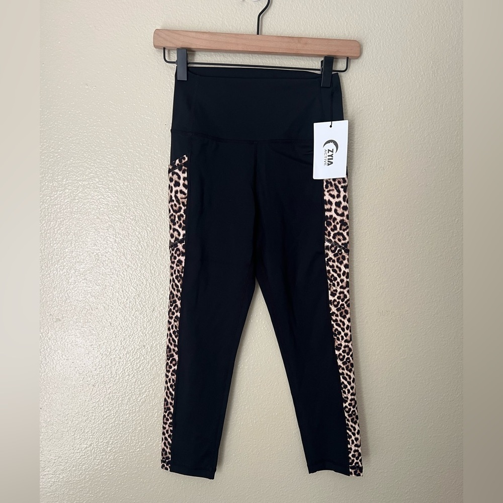 ZYIA Leopard Pocket High Rise Capri Leggings‎